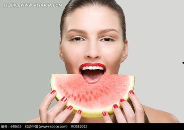 美女吃瓜可爱照片,美女与可爱瓜果的甜蜜邂逅