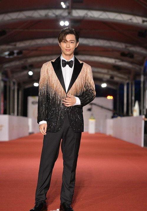 明星黑西装图片